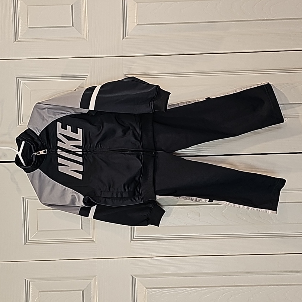 Nike track suit size 3t grey